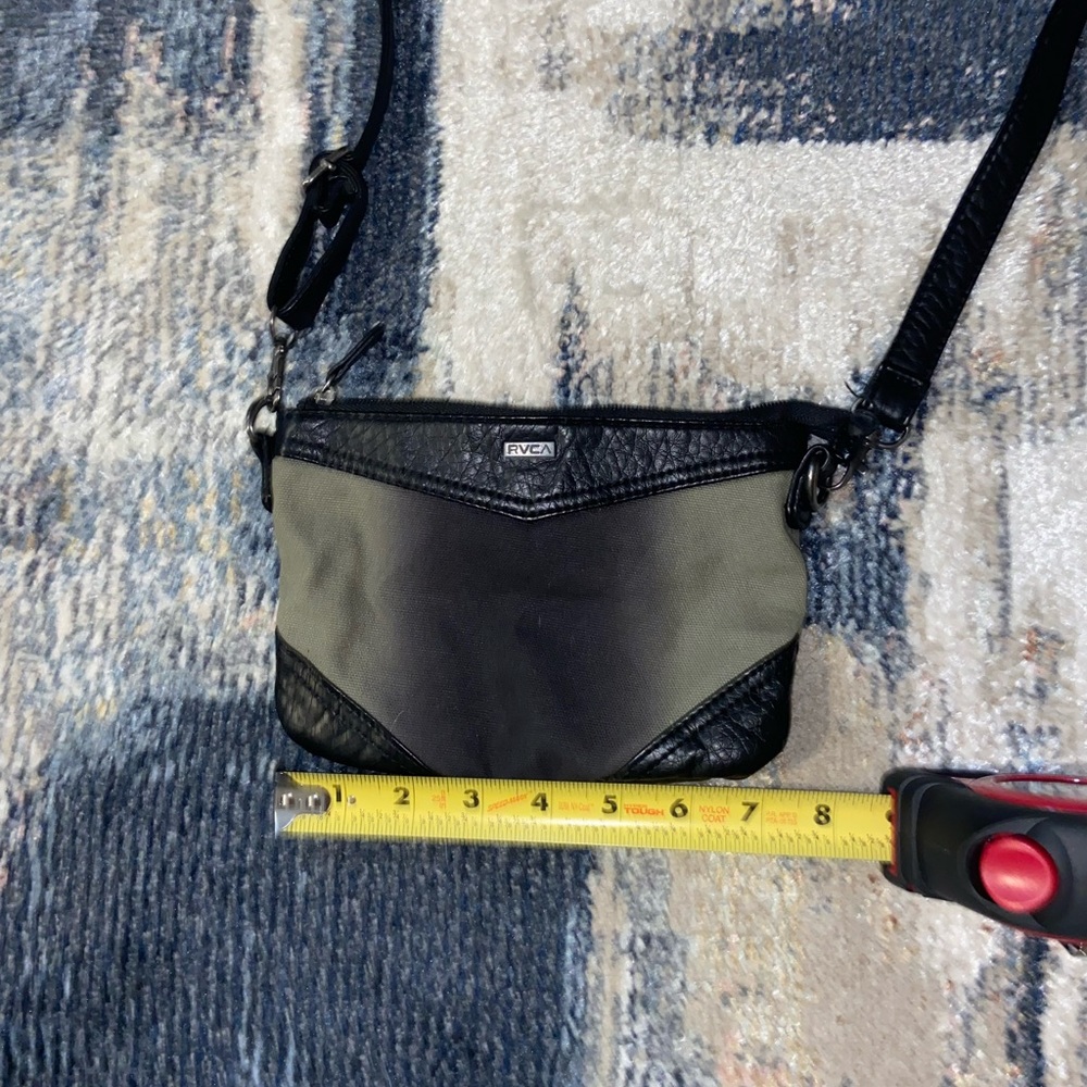 Mini RVCA crossbody 🖤💚 - Picture 2 of 3